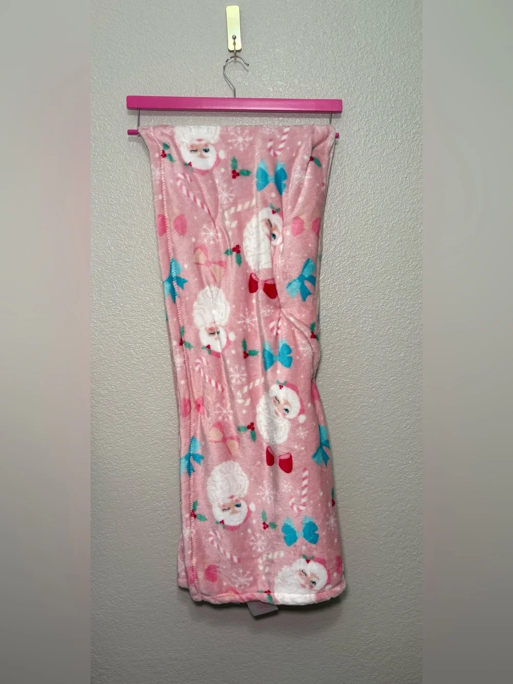 🎅 Betseyville Pink Christmas Themed Plush Throw Blanket - Santa Pattern